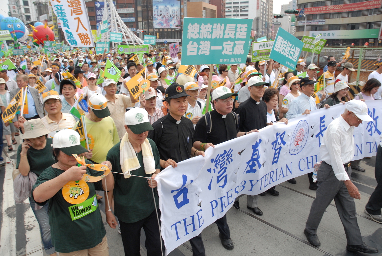 2007年9月15日，高俊明牧師參加台灣加入聯合國高雄大遊行。   圖：邱萬興/攝