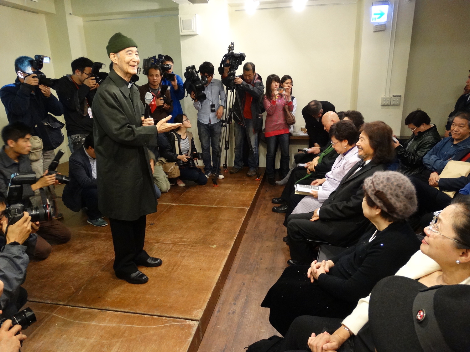 008年高俊明牧師召開記者會與施明德主席和解。2014年12月10日，高俊明牧師受邀參加前民進黨主席施明德主辦的美麗島35周年紀念，《反抗的意志》新書發表會。   圖：邱萬興/攝