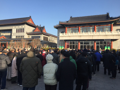 中共自由派元老李銳的告別式20日上午在北京八寶山公墓舉行，場內禁止拍照，場外也未懸掛李銳的橫幅。但湧入數百位民眾自動前往悼念。   圖：中央社（前往悼念者提供）