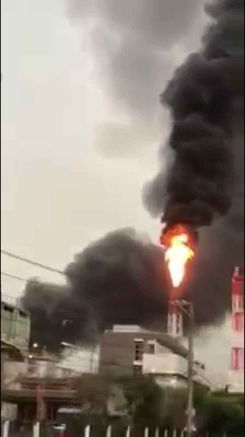 高雄市林園工業區在今(28)日下午5時48分發生一起意外事故，事故地點發生在位於工業二路1號的煉油廠，起因疑為鍋爐爆炸發生火警。   圖：翻攝自爆料公社