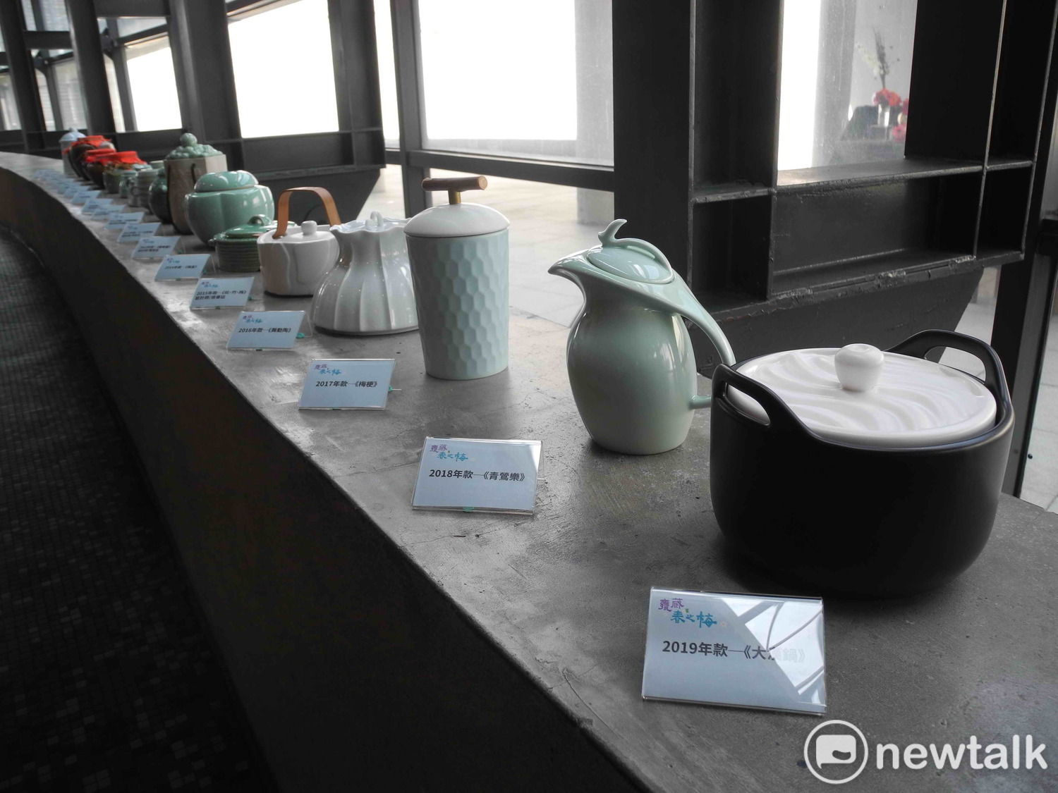 鶯歌陶博館將年度大展「飲食物語－陶瓷器皿與文化的日常」，展出 18 個梅甕及故事。   圖：王峻昌/攝
