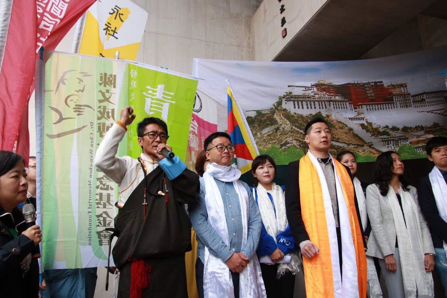 圖為7日的310西藏抗暴日60週年遊行行前記者會，民進黨秘書長羅文嘉（中）及立法委員林昶佐（右）皆出席。   圖：翻攝自西藏台灣人權連線臉書粉絲頁