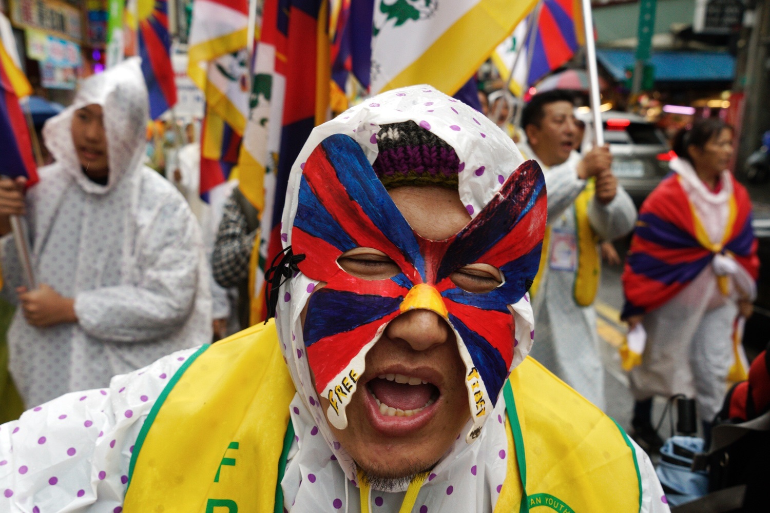 310西藏抗暴日60週年遊行，支持者將西藏國旗彩繪在臉上。   圖：張良一/攝