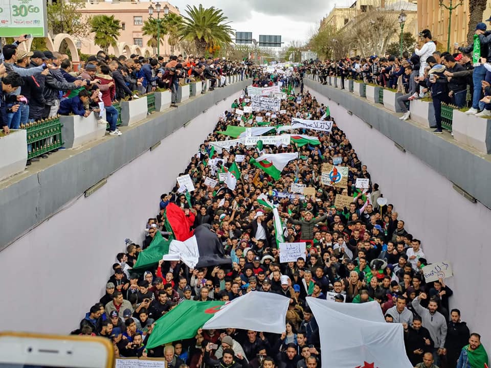 抗議阿爾及利亞總統包特夫里卡尋求第5度總統任期，阿爾及利亞年輕人發起示威抗議，號稱達50萬人。   圖：翻攝自sarrah_rek推特