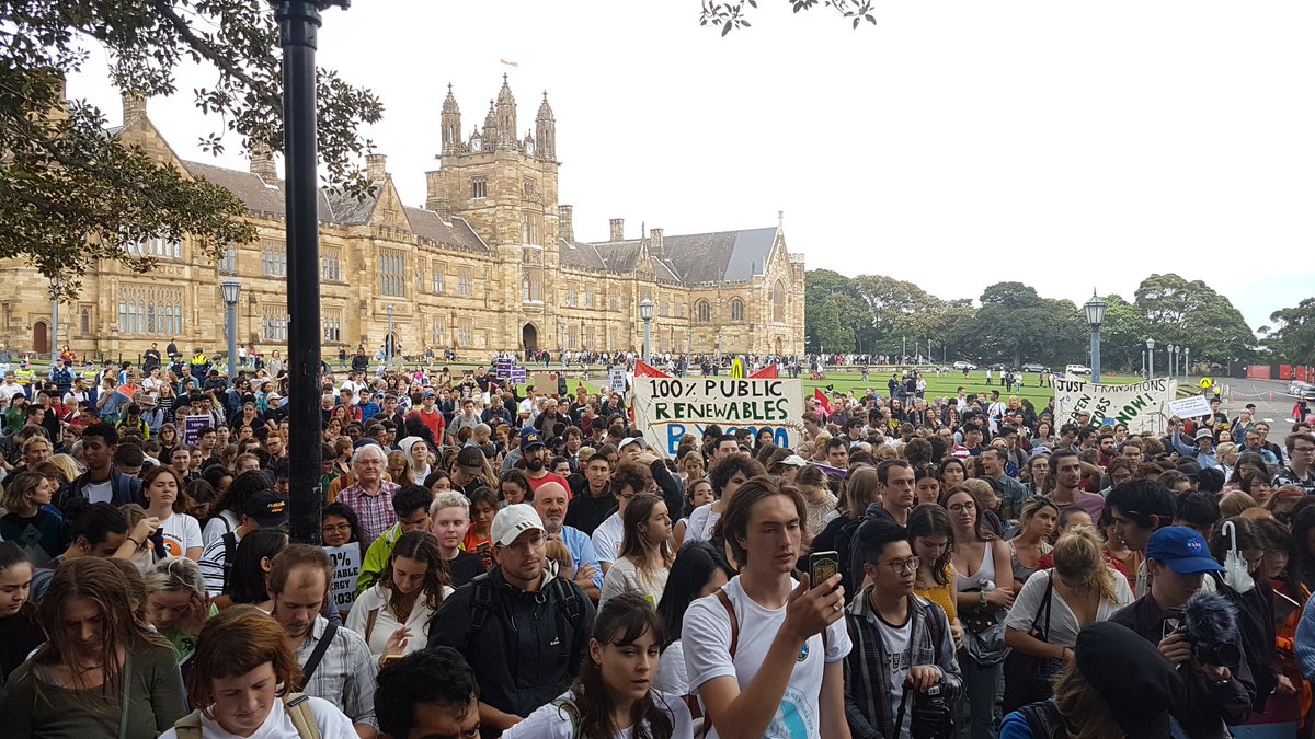 澳洲雪梨大學學生響應「週五拼未來」罷課，人潮滿滿。   圖：翻攝自Chat推特