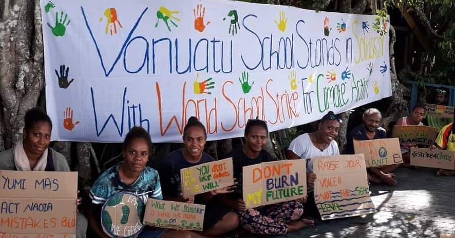 大洋洲的萬那杜也有學生罷課，抗議政治人物對氣候變遷視若無睹。   圖：翻攝自350Pacific推特