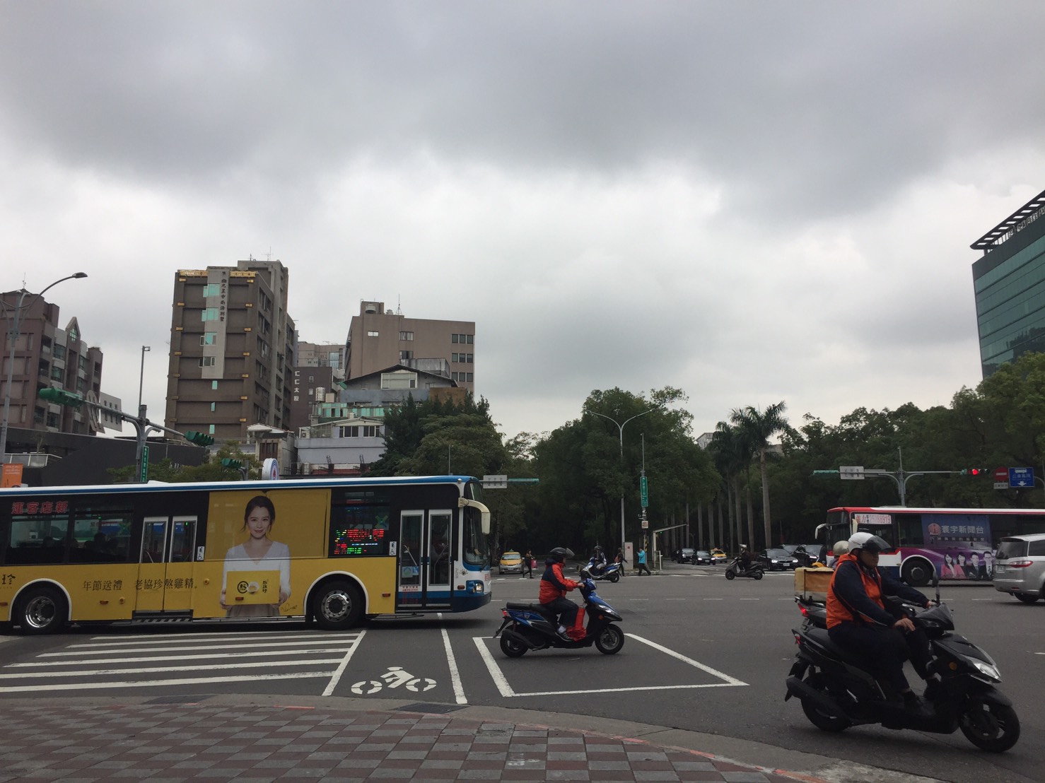 馬路如虎口，為了降低行人車禍事故，台北市交通局將與警察局，透過加強「不禮讓行人」執法，維護行人安全。   圖：閻芝霖/攝