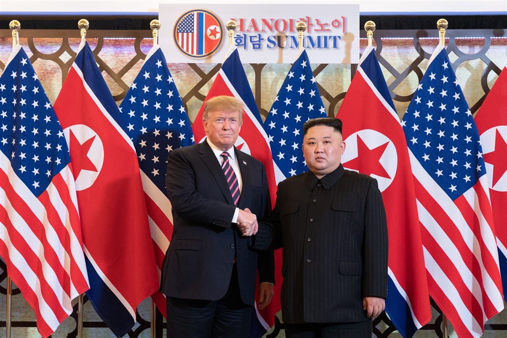 美國總統川普與北韓領導人金正恩於2019年在越南河內會面。 圖：翻攝自白宮臉書（資料照） 