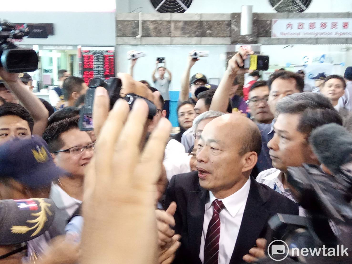 高雄市長韓國瑜結束訪中行程返抵小港機場，現場大批民眾接機。   圖：孫家銘／攝
