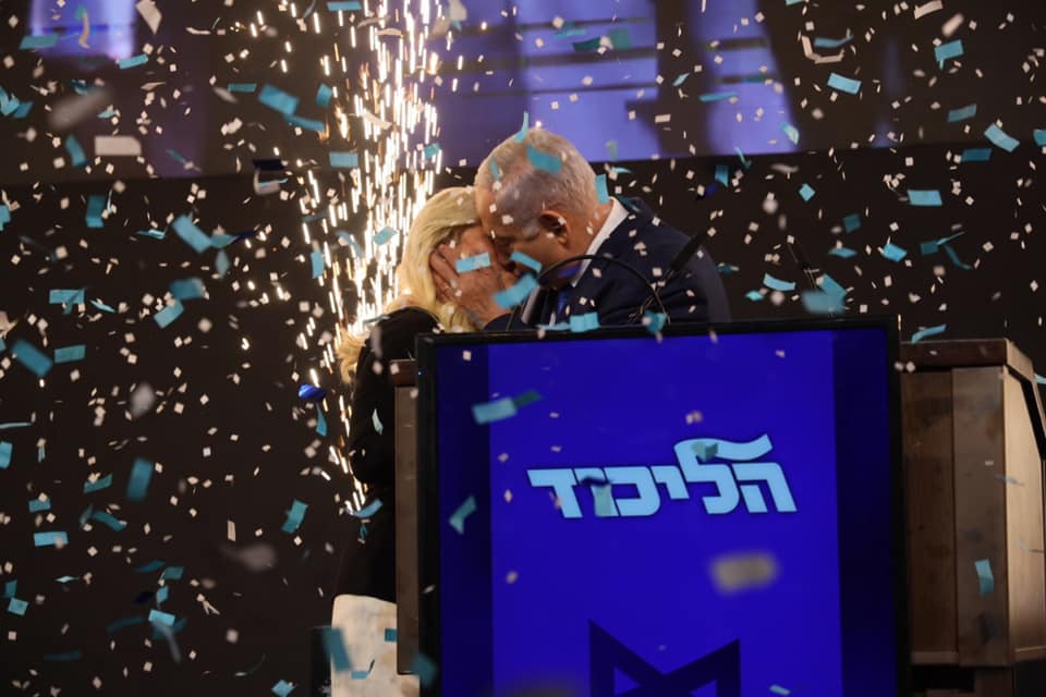 以色列總理納坦雅胡（右）宣布勝選後，在台上擁吻妻子。   圖：翻攝自納坦雅胡臉書