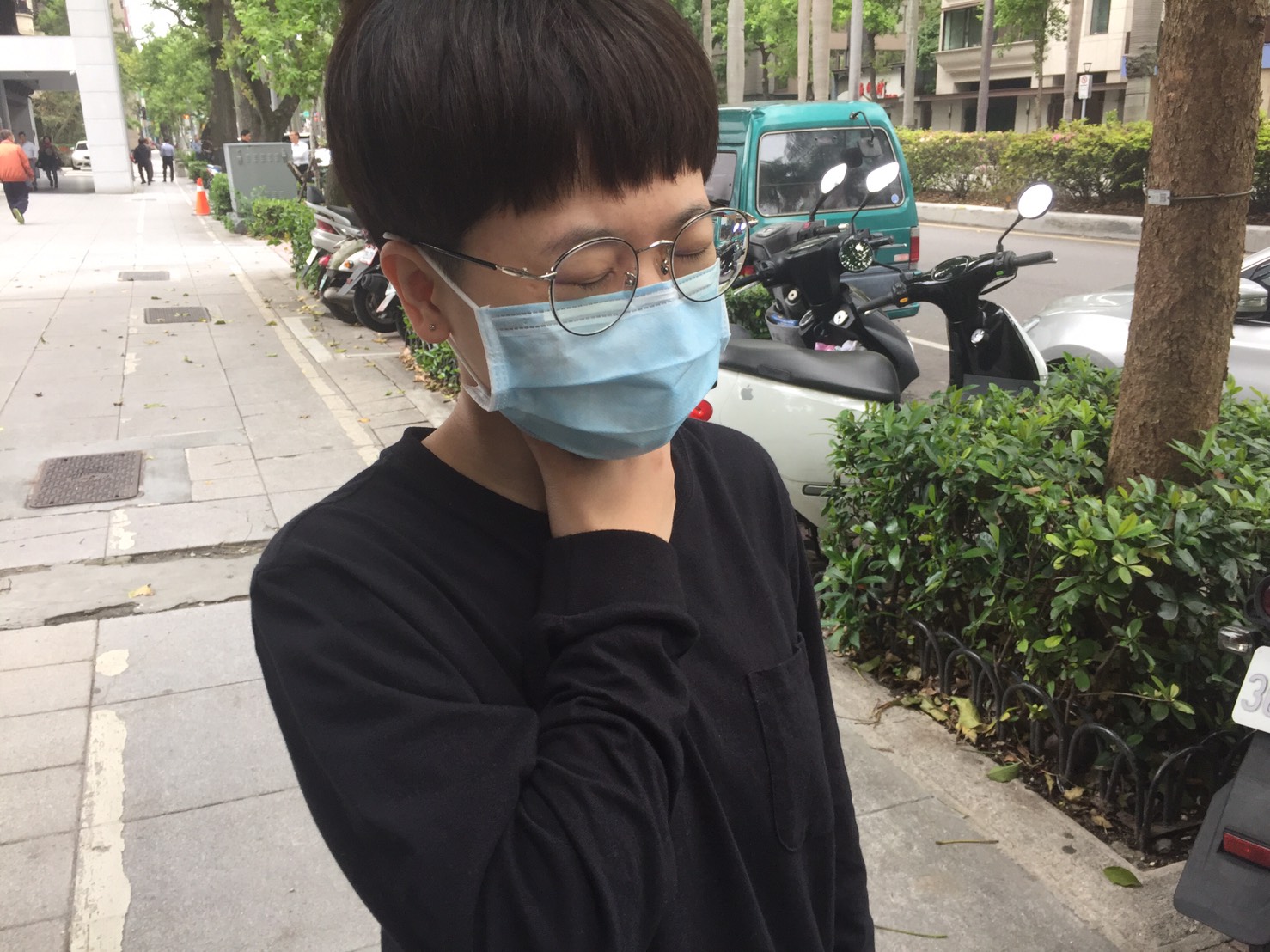 為避免讓口鼻吸入髒空氣，許多人外出會戴上口罩。   圖：張嘉哲/攝