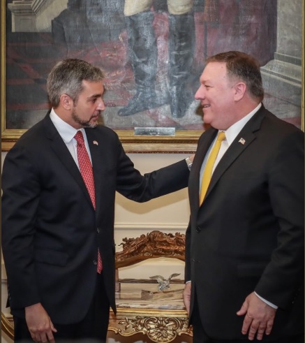 美國國務卿蓬佩奧（右）今天與巴拉圭總統阿布鐸（左）會晤，雙方談到巴拉圭持續強化與台灣關係的努力。   圖：翻攝自MaritoAbdo推特