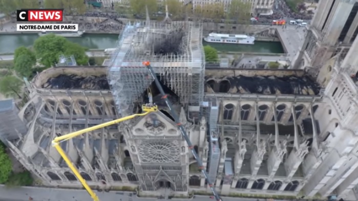 法國政府今天舉行部長會議，討論重點就是聖母院這場文化浩劫的後續處理，尖塔重建也是會議重點之一。   圖：翻攝Youtube