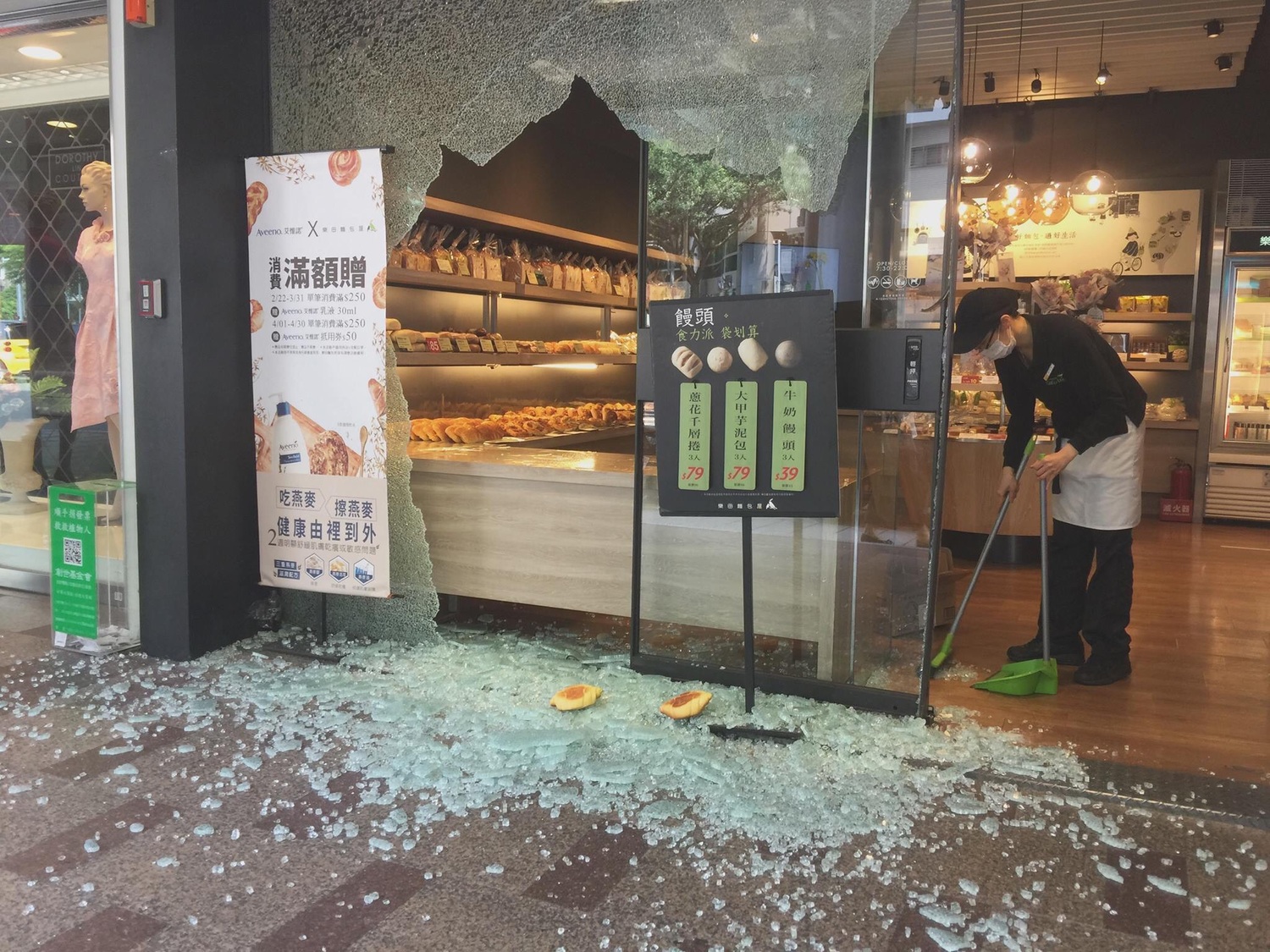 昨日下午13時01分花蓮規模6.1強震將北市基隆路、和平東路口一家麵包店的玻璃震破。   圖：讀者方先生/提供