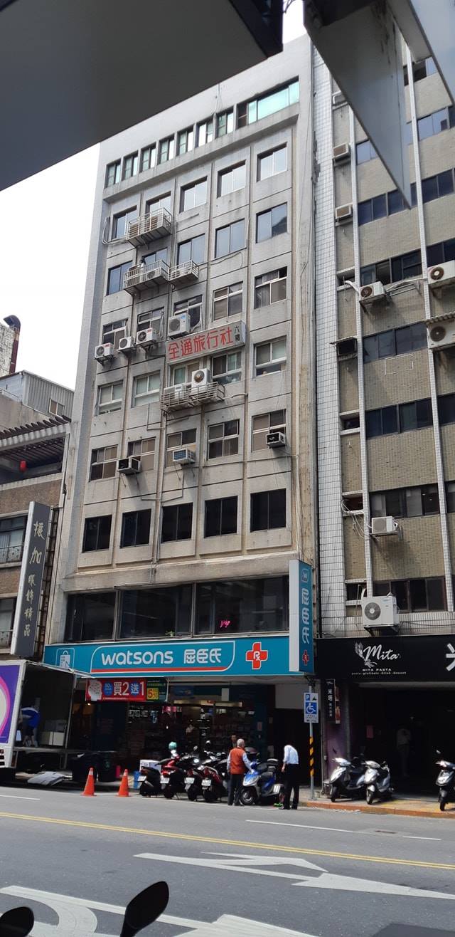 台北市長安東路一棟大樓七樓以上斷裂，現場已經拉起封鎖線。   圖：翻攝自臉書粉絲頁「麵包師傅的蔥油餅」