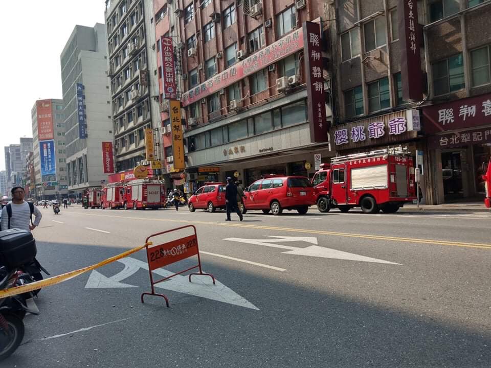 北市長安東路大樓因地震造成傾斜，警方已在長安東路拉起封鎖線。   圖：易小文/提供