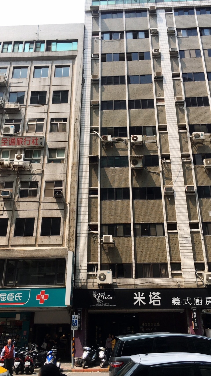 花蓮規模6.1強震，台北市長安東路二段77號、81號建築物傾斜。   圖：北市消防局 / 提供
