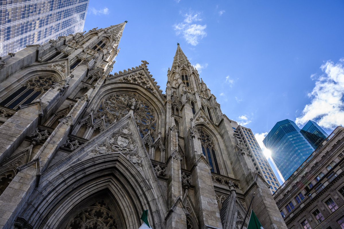 美國紐約聖巴德利爵主教座堂位於曼哈頓，哥德復興式建築相當莊嚴，是紐約主要觀光景點之一。   圖：翻攝自紐約聖巴德利爵主教座堂推特