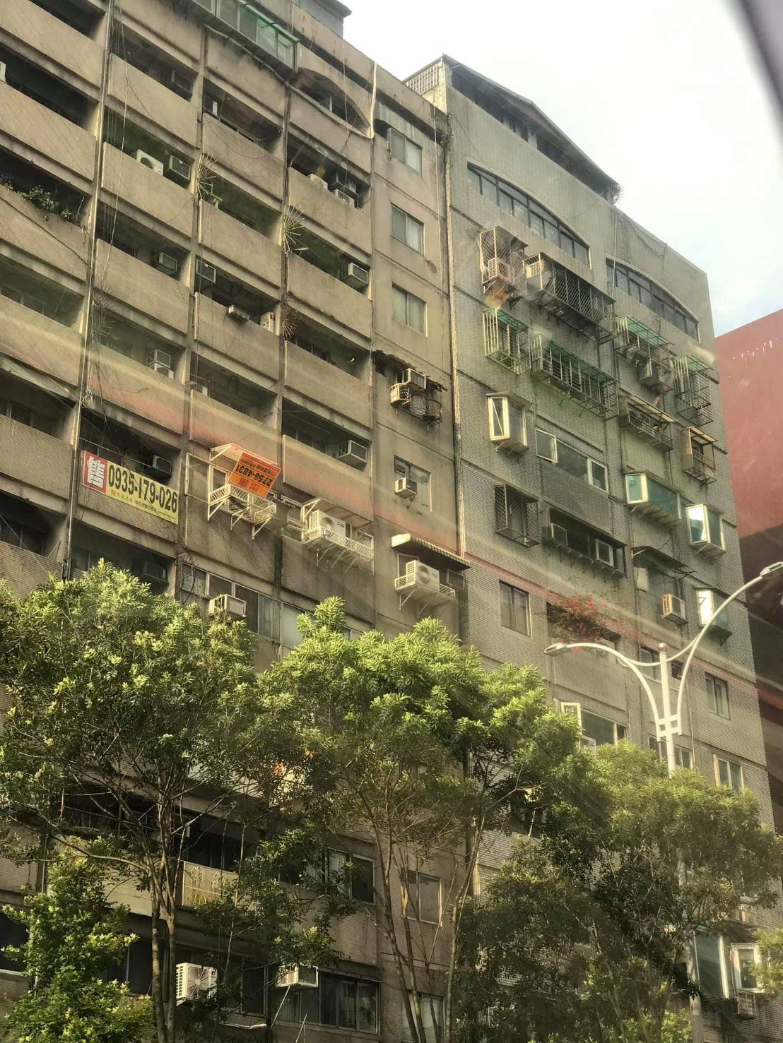 台北市信義路上的一棟大樓，在0418花蓮地震中傳出傾斜，緊緊靠在隔壁的大樓旁。   圖 : 羅仁宏/提供