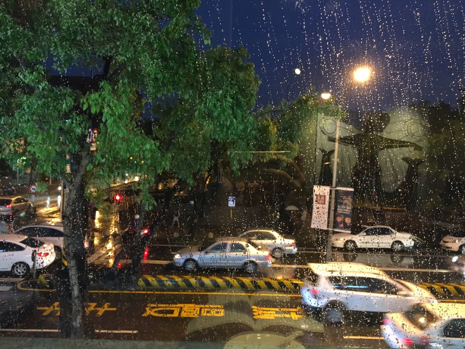 隨著天氣慢慢轉熱,梅雨季也即將到來,潮濕又悶熱的天氣不僅讓人感到不舒服,更有機會引發健康危機 圖:閻芝霖/提供 訊息內文照片