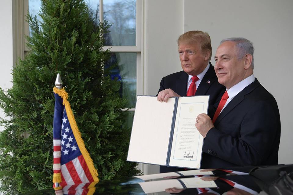 以色列總理納坦雅胡（右）日前會晤美國總統川普，獲得美國承認戈蘭高地主權。   圖：翻攝自納坦雅胡臉書
