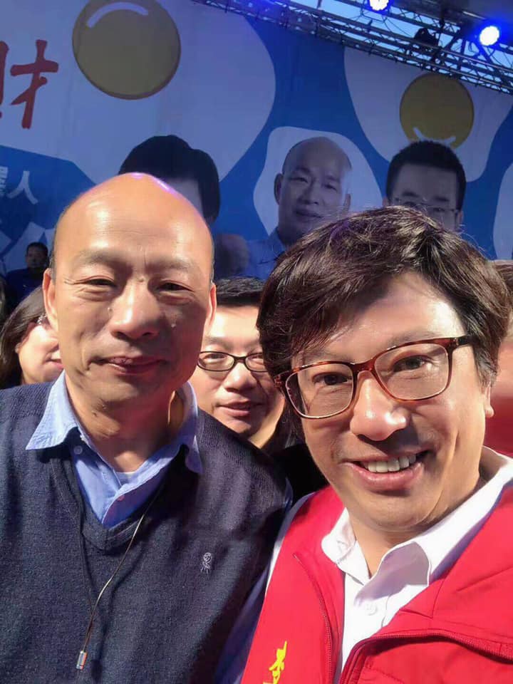 國民黨宜蘭藍天志工團團長李偉華先前與高雄市長韓國瑜合影。   圖：翻攝自李偉華臉書