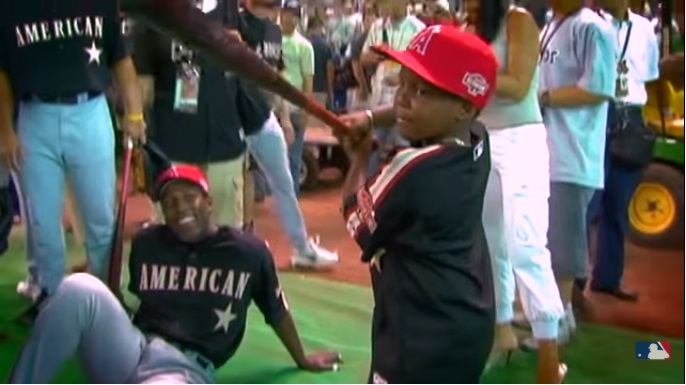 大聯盟官網今天白天釋出一段約1分鐘影片，標題是「老葛雷諾給小葛雷諾的一封信」，影片中重現小葛雷諾3歲時，穿著球衣跟著老爸在球場揮棒的畫面。   圖/翻攝自MLB頻道