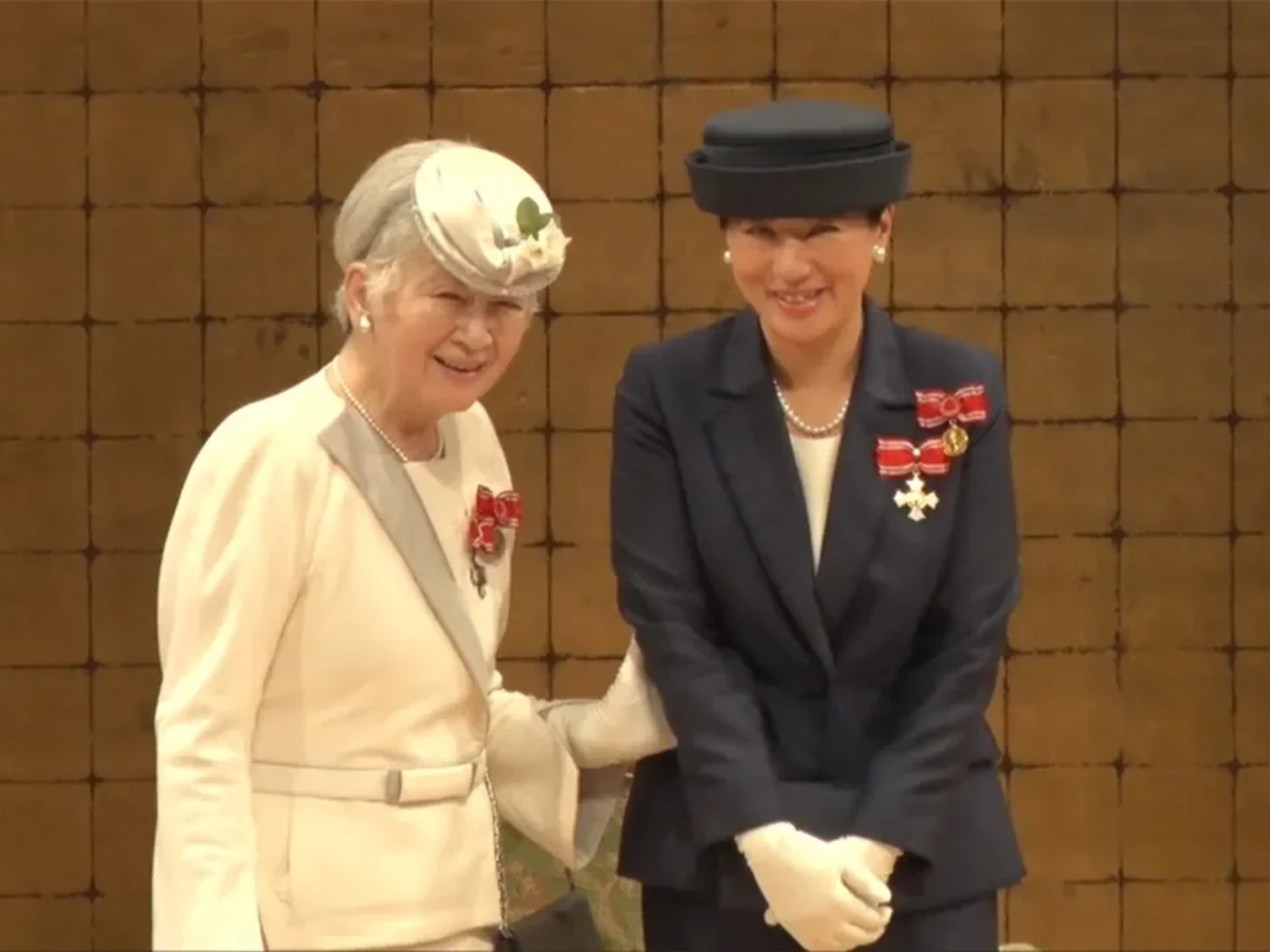 日本從平成到令和時代的兩位皇后美智子與雅子有許多共同點，但也因為適應能力與體質不同，遭遇也有所差異。   圖：翻攝自Youtube