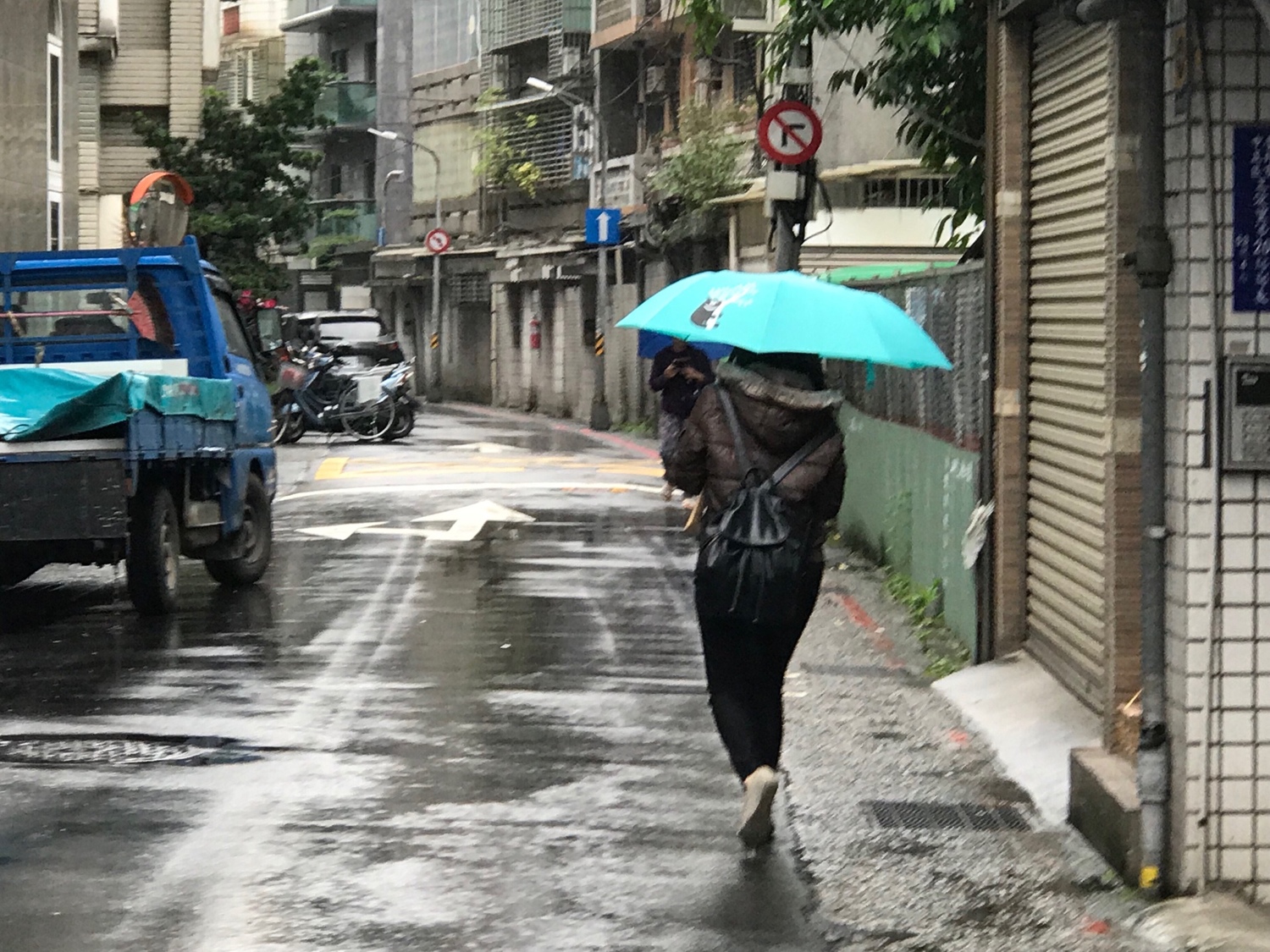 明（28日）鋒面將由北往南通過台灣地區，天氣轉濕涼，民眾外出要記得帶傘。   圖：葉宜哲／攝