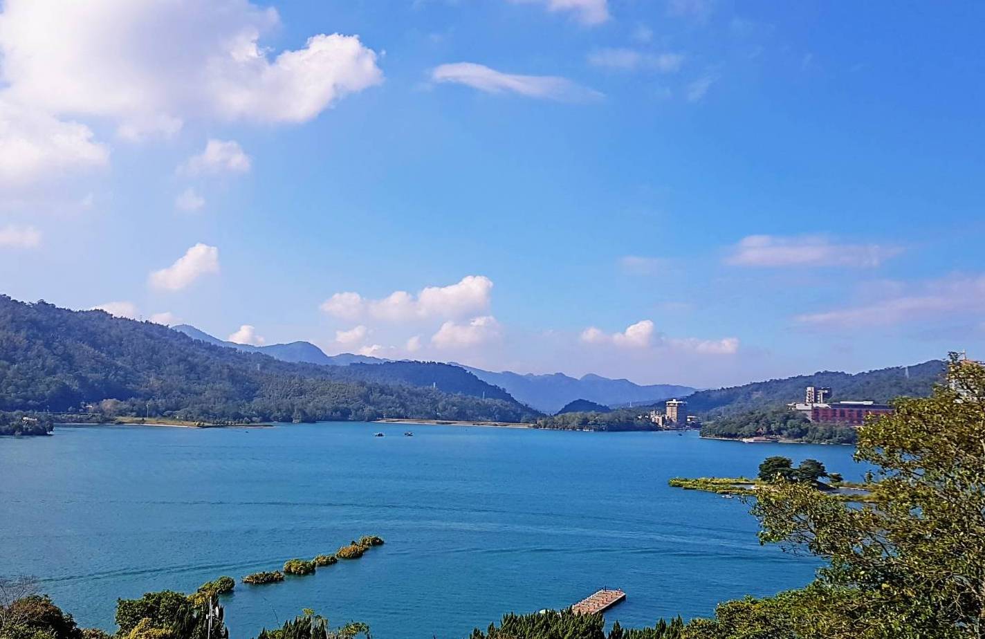 今天西半部地區為多雲到晴的天氣，中午前後有些悶熱，要記得補充水分。   圖：閻芝霖/提供