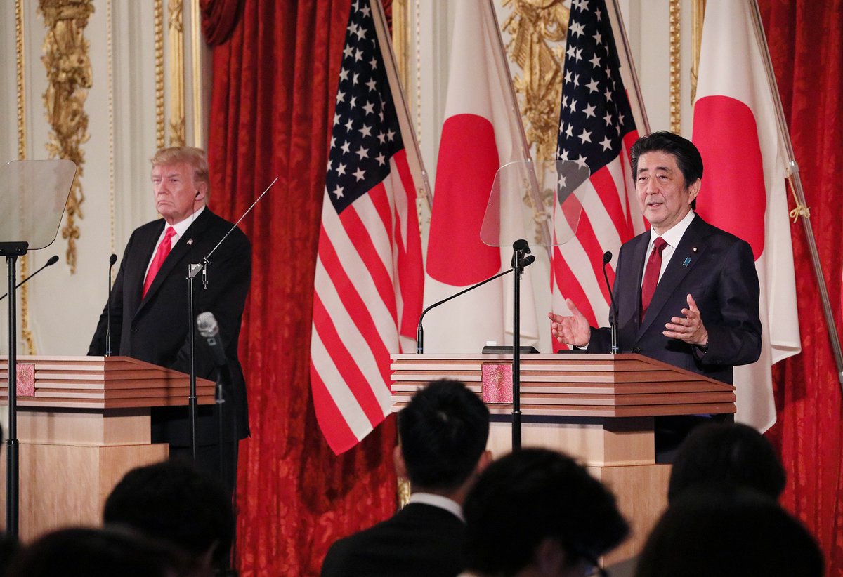 就在美國總統川普（左）與日本首相安倍晉三進行雙邊會談時，日本宣布將限制外商投資電信業。   圖：翻攝自首相官邸推特