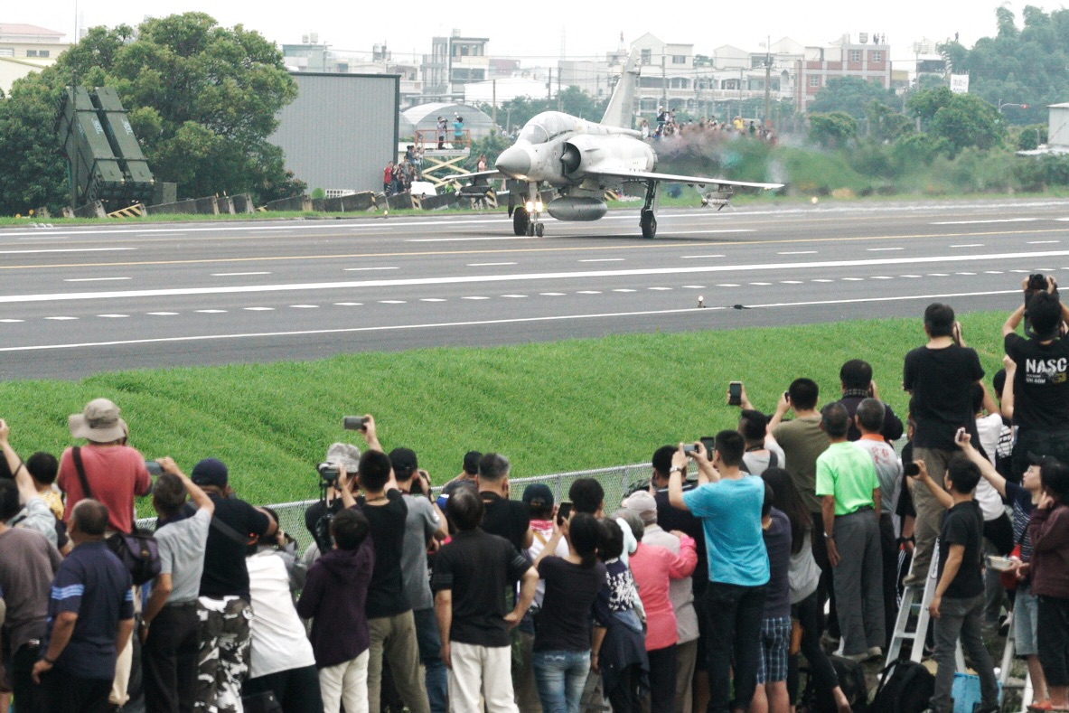 台灣幻象2000戰機。圖為2019年5月28日，演練戰機國道起降。   圖：張良一/攝(資料照片)