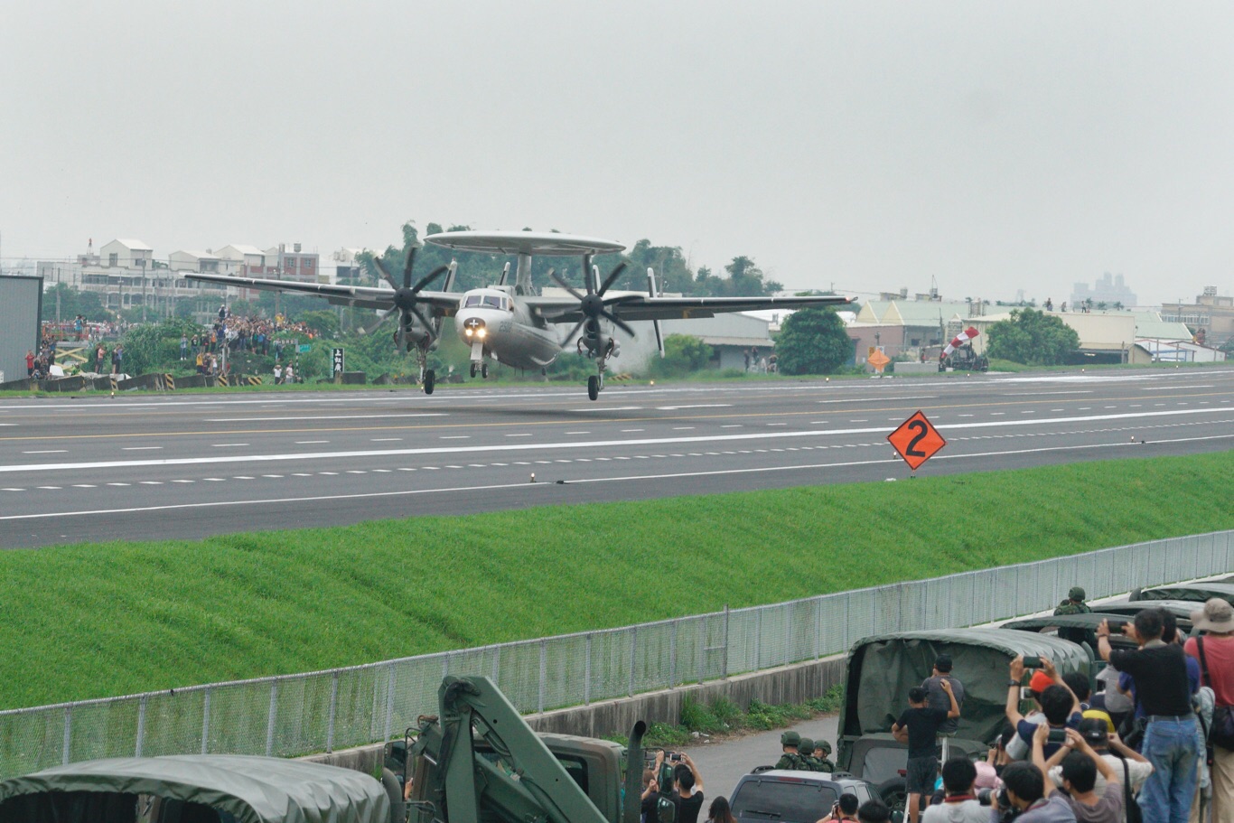 2019年5月28日，演練戰機國道起降。E-2K預警機在彰化戰備道起飛。   圖：張良一/攝(資料照片)