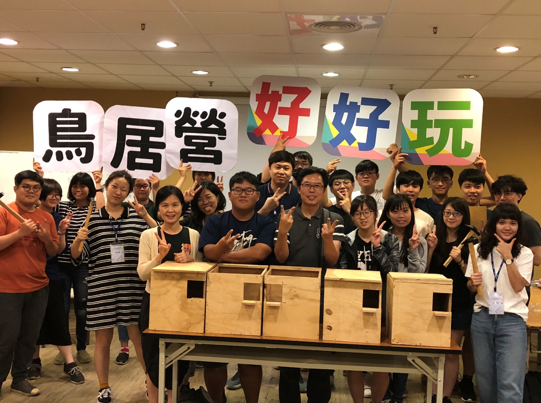 雲林科技大學數位媒體設計系助理教授張文山(前排右五)、通識教育中心助理教授藍春琪(前排右七)與領角鴞達人(前排右六)帶領同學參與貓頭鷹棲地補償。   圖/小墾丁渡假村提供