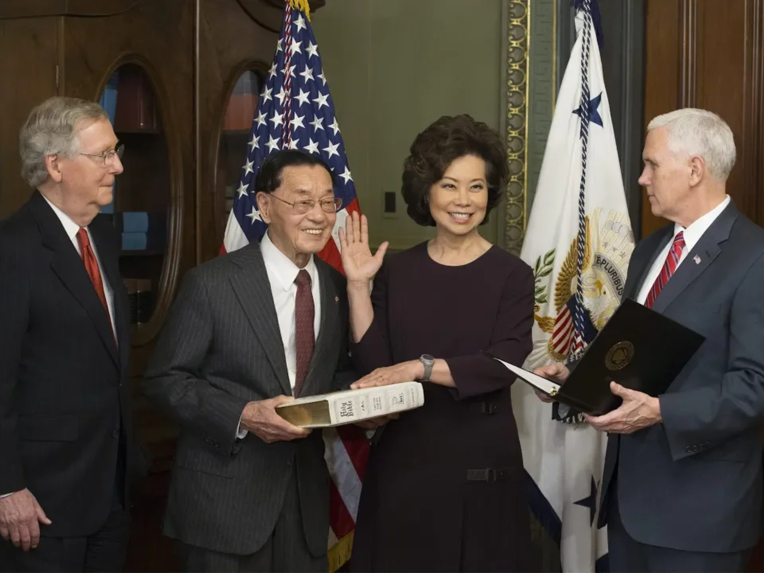 紐約時報今天報導，華裔美國運輸部長趙小蘭（如圖，右2）的家族及她的夫婿聯邦參議員麥康奈（左2）因為趙氏家族與中國深厚的商業關係而獲利，而趙小蘭在這過程中扮演重要角色。   圖：翻攝自Youtube