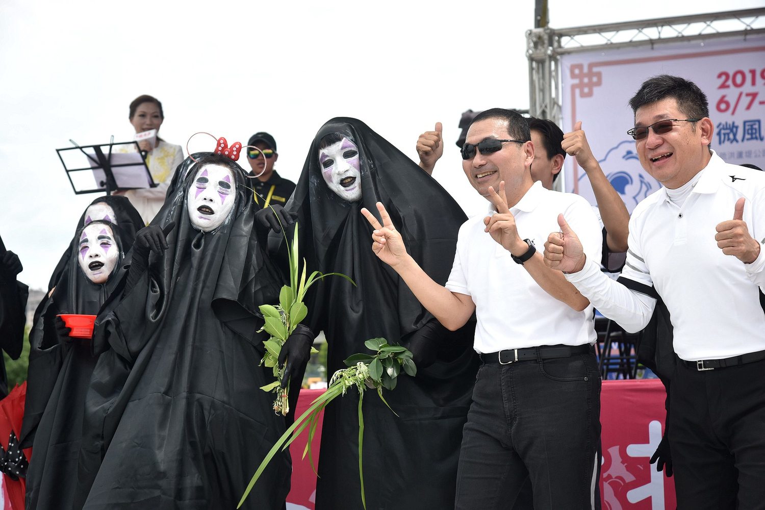 新北市副議長陳鴻源 (白衣者右起)、市長侯友宜在龍舟賽開幕致詞。    圖：新北市政府提供 