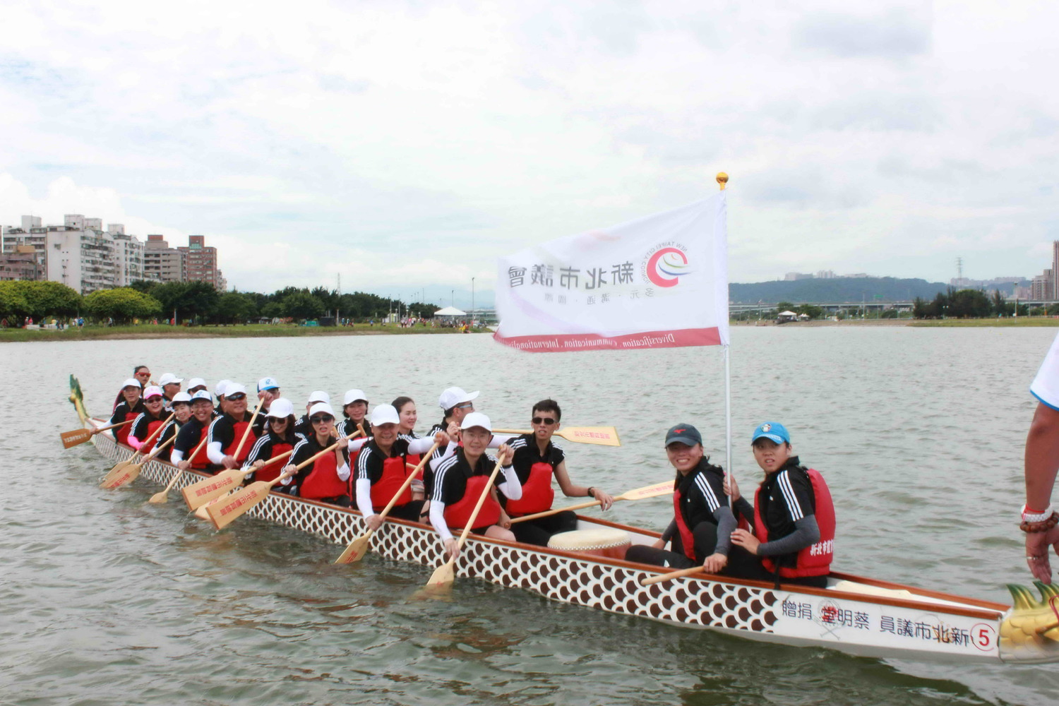 新北市議會龍舟隊在表演賽中奪冠。   圖：新北市議會提供 