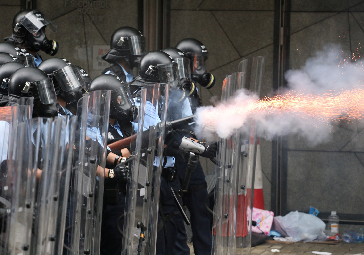 港警持枪枝镇压反送中游行民众，引起国际关注。   图：达志影像/路透社 (资料照片)