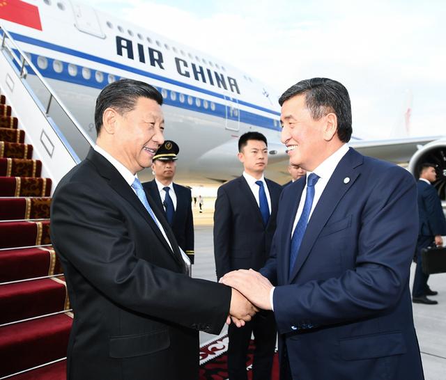 應吉爾吉斯共和國總統索隆拜·沙裡波維奇·熱恩別科夫（右）邀請，中國國家主席習近平（左）於6月12日至13日對該國進行國事訪問。   圖：翻攝自央視網