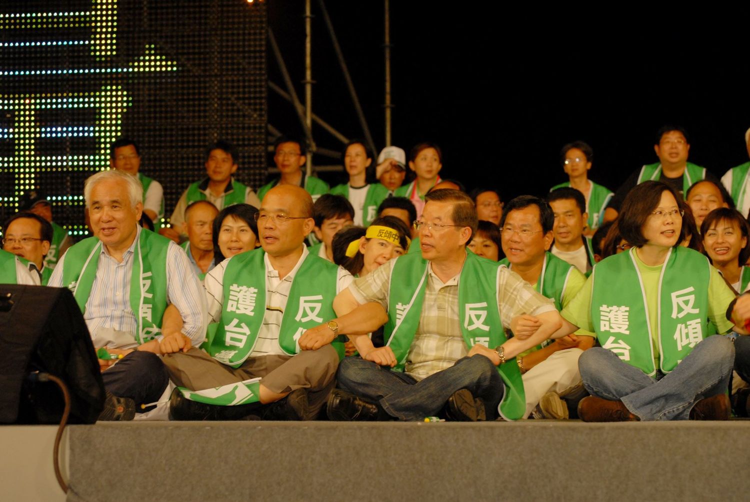 Veteran journalist Chen Huiwen claimed that Xie Changting (second from right) will replace Su Zhenchang (second from left) to take over as Chairman of the Executive Yuan. Image: Provided by Yao Jiawen