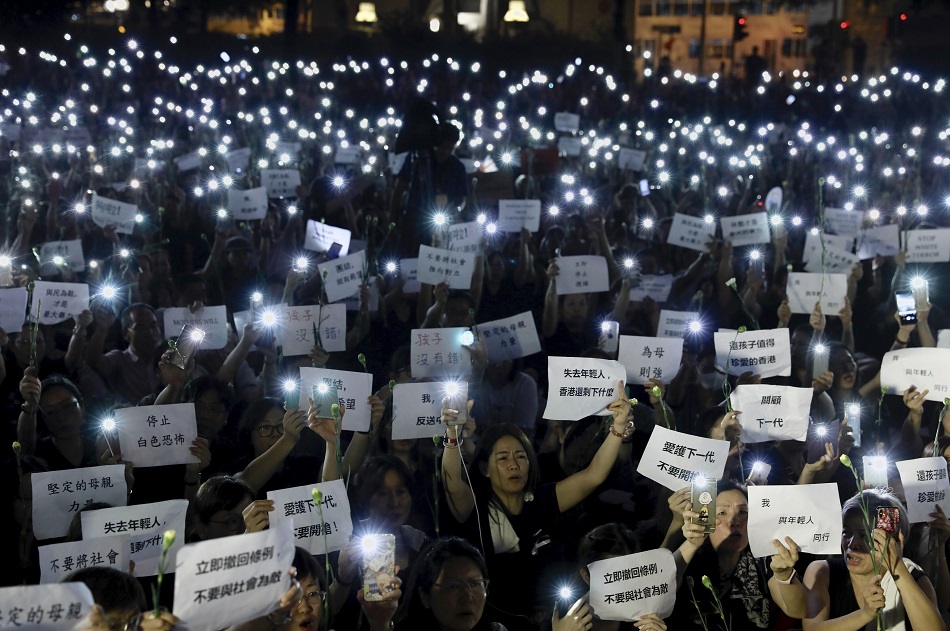 6千名香港母親今（14）晚身穿黑衣，在中環遮打花園舉行「香港媽媽反送中集氣大會」。   圖：達志影像/美聯社