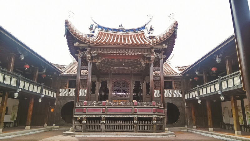 林朝棟出任官職後,霧峰林家為了公共宴席需求,自1890 年起,費時4 年的時間建成宴會廳。 林朝棟出任官職後,霧峰林家為了公共宴席需求,自1890 年起,費時4 年的時間建成宴會廳。
