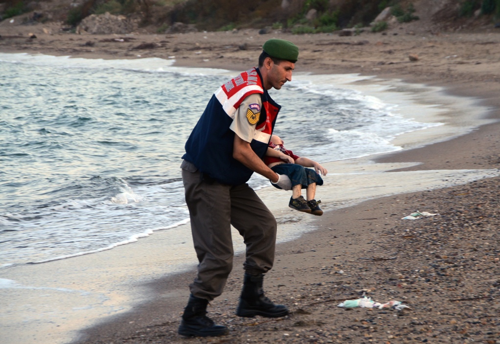 叙利亚因内战导致数百万人民成为难民。图为2015年1名叙利亚男童在前往希腊小岛的途中溺毙，被土耳其海岸警察发现。   图：达志影像/美联社资料照片(photo:NewTalk)