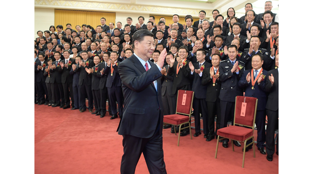 中國國家主席習近平（前）日前喊話，強調中國內需，但不獲人民支持。   圖：翻攝自中國政府官網