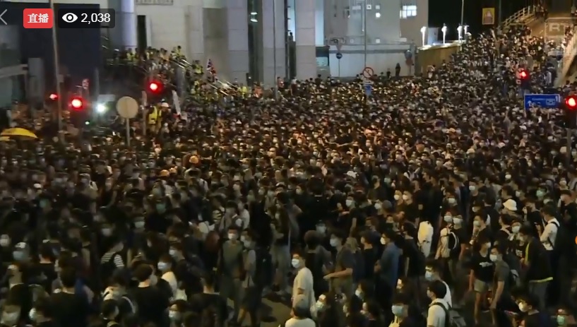 香港泛民主派團體民間人權陣線今晚8點發起「G20 Free Hong Kong集會」，吸引近萬人集結現場。   圖：翻攝香港電台視像新聞臉書直播