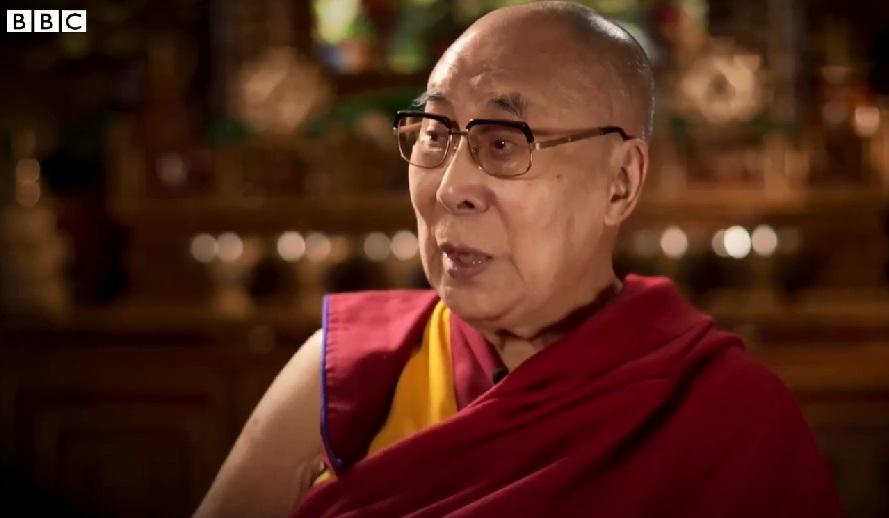 西藏精神領袖達賴喇嘛今天以書面祝賀總統蔡英文成功連任台灣總統。圖為達賴喇嘛接受英國廣播公司（BBC）專訪。   圖：翻攝BBC臉書影片