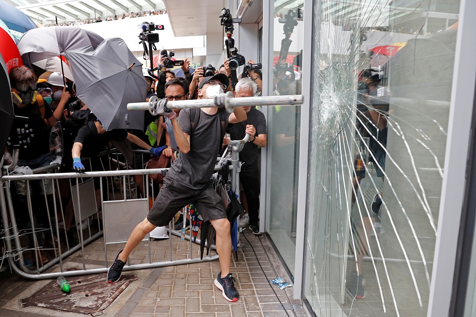 七一遊行前夕反送中修例人士衝擊立法會大樓。   圖：路透社/達志影像