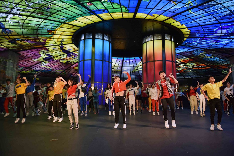 中華藝校團隊用舞蹈演繹反毒意象。   圖：高雄市政府/提供