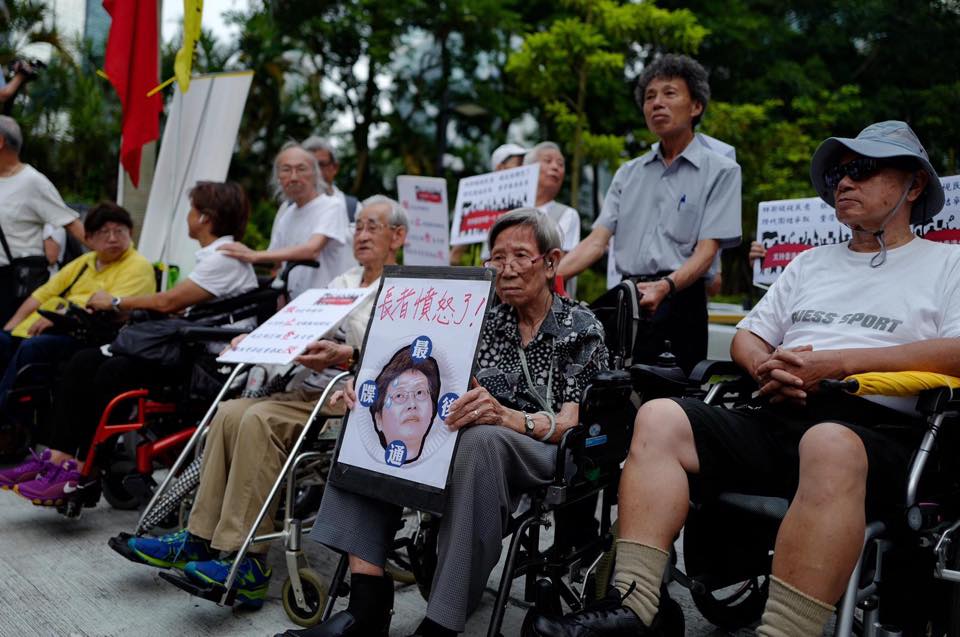 香港銀髮族力挺年輕人的反送中運動，17日發起靜默遊行，有不少長者坐著輪椅上街頭。   圖：翻攝自香港「銀髮族老而不廢」臉書