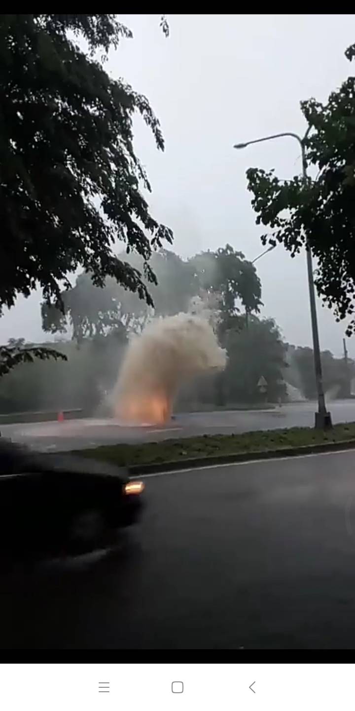 網友上傳大坪頂道路水火同時噴發的影片。   圖：翻攝只是堵藍臉書
